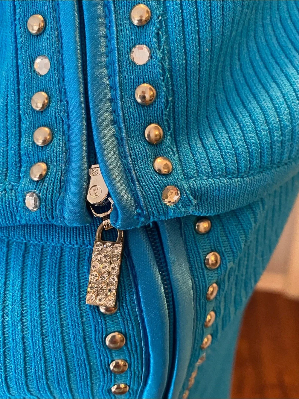 VINTAGE CACHE Bright Blue Ribbed Off-Shoulder Top with Zip and Studs - Picture 2 of 15